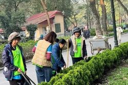 Cán bộ Mặt trận 'đi từng ngõ, gõ từng nhà' vì một Hà Nội văn minh, hiện đại