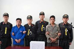 Bắt quả tang 2 đối tượng, thu giữ 5 bánh heroin ngay chiều mùng 1 Tết