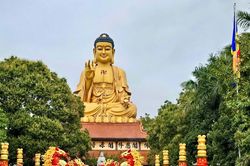 Mùng 4 Tết: Dòng người 'nườm nượp' về chùa Khai Nguyên cầu bình an
