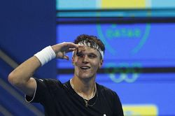 Jakub Mensik gây địa chấn tại Qatar Open khi đánh bại Jannik Sinner sau 3 set kịch tính
