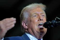 Ông Trump ra lệnh giải mật hồ sơ về UFO và người ngoài hành tinh