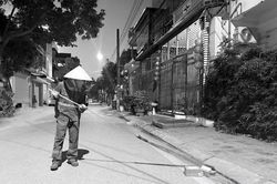 Tiếng chổi tre đêm đông