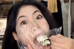 Thực hư trào lưu 'ăn nhựa' giảm cân