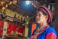 'Quý bà vải lanh' và giấc mơ đổi đời của phụ nữ Mông