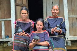 Độc đáo ngôi làng làm gốm đen truyền thống 'không bàn xoay' tại Đắk Lắk