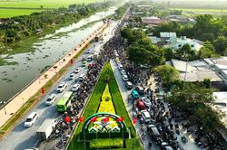 Nắng gắt mùng 6 Tết, người dân miền Tây vất vả trở lại TP.HCM