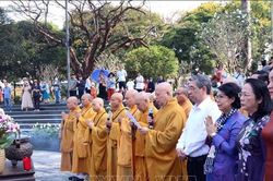 Tưởng niệm nạn nhân đại dịch COVID-19: Khắc ghi bài học lớn về sức mạnh đại đoàn kết