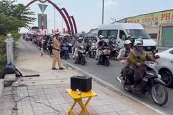 CSGT Đồng Tháp sử dụng loa kẹo kéo phân luồng tránh kẹt xe sau Tết