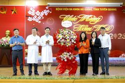Phó Chủ tịch UBND tỉnh Vương Ngọc Hà thăm, chúc mừng Ngày Thầy thuốc Việt Nam tại các bệnh viện