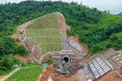 Tàu qua đèo Khe Nét trên tuyến đường sắt Bắc - Nam sẽ an toàn hơn