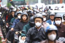 Người dân chật vật trở lại công sở, đường phố Hà Nội ken đặc phương tiện