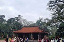 Du khách nô nức du xuân đầu năm tại Khu di tích lịch sử Lam Kinh