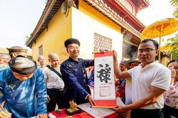 Hạ nêu, khai ấn và tặng chữ đầu năm tại Đại nội Huế