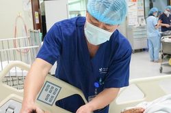 Thương tâm bé trai bị găm đầy mảnh vỡ sắc nhọn sau tiếng nổ