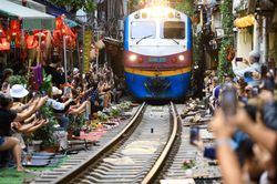 Thống nhất giảm chạy tàu qua phố cà phê đường tàu Hà Nội