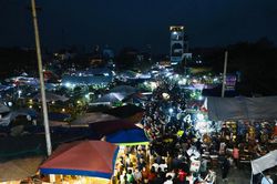 'Ken đặc' người dân đổ về chợ Viềng mua may bán rủi trong đêm