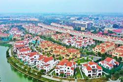 SJ Group (SJS) vay vốn đầu tư Văn La giữa bối cảnh cổ phiếu bị thao túng, hai cá nhân bị phạt 3 tỷ đồng và đình chỉ giao dịch