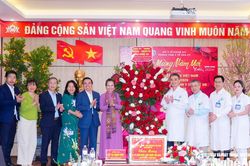 Phó Bí thư Tỉnh ủy Võ Thị Minh Sinh chúc mừng Trung tâm Y tế Tân Kỳ nhân Ngày Thầy thuốc Việt Nam