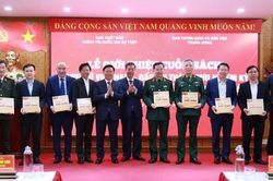 Giới thiệu cuốn sách về dấu ấn thành tựu nhiệm kỳ Đại hội lần thứ XIII của Đảng