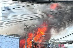 Cháy lớn tại cửa hàng bán đồ gỗ ở TP.HCM