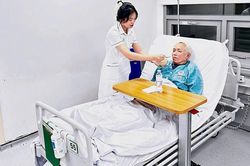 Gãy cổ xương đùi mổ muộn, biến chứng nguy hiểm đe dọa tính mạng