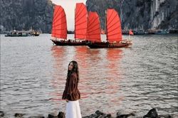 Sắc đỏ giữa vịnh Hạ Long khiến du khách mê mẩn