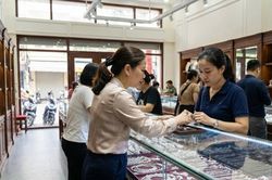 Giá bạc hôm nay 25/2: Thế giới giảm, Phú Quý tiếp tục tăng?