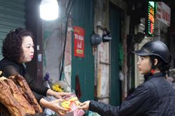 Cận ngày vía Thần Tài, đồ lễ cúng được săn lùng