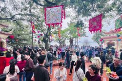Mùng 9 Tết, Phủ Tây Hồ vẫn đông người đi lễ nhưng thông thoáng hơn những ngày cao điểm