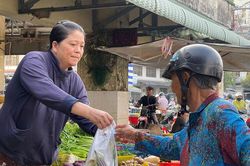 Chợ truyền thống giữ nhịp sau Tết