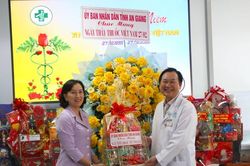Phó Chủ tịch UBND tỉnh An Giang Nguyễn Thị Minh Thúy chúc mừng các bệnh viện, nhân Ngày thầy thuốc Việt Nam
