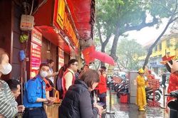 Người dân đội mưa xếp hàng mua vàng trước ngày vía Thần Tài