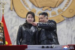 Con gái ông Kim Jong Un gây chú ý tại lễ duyệt binh