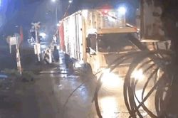 Kinh hoàng khoảnh khắc tàu hỏa tông nát xe tải