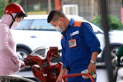 Giá xăng tăng thêm 999 đồng, vượt 20.000 đồng/lít