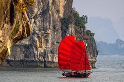 Du khách tiếc nuối khi thuyền buồm đỏ ba vách ở Hạ Long tạm dừng hoạt động