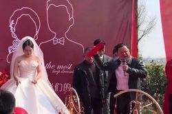 Bố cô dâu trả lại hơn 700 triệu đồng tiền sính lễ vì lý do xúc động