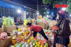 TP Hồ Chí Minh: Người dân đổ xô đi mua heo đất cầu tài lộc dịp vía Thần Tài