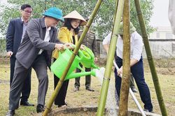 Phó Chủ tịch HĐND tỉnh Lâm Thị Hương Thành dự lễ phát động Tết trồng cây tại xã Hiệp Hòa