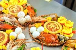 Ngày vía Thần Tài: Từ bánh hũ vàng, mâm cúng tiền triệu đến trào lưu mua lợn đất 'giữ vía'