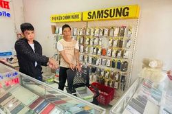 Bắt giữ 2 thanh niên đột nhập cửa hàng, trộm 17 điện thoại