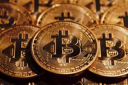 Bitcoin tăng vọt lên gần 68.000 USD nhờ hoạt động mua vào giá thấp và tín hiệu tích cực từ Phố Wall