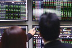 Chứng khoán hôm nay 27/2/2026: 'Xanh vỏ, đỏ lòng', VN-Index tăng nhẹ