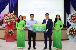 Vietcombank hỗ trợ 1 tỷ đồng thiết bị y tế, trao 200 suất quà tại Hóc Môn và Củ Chi