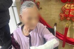 Đánh mẹ gãy tay trong đêm mùng 3 Tết, nam thanh niên bị công an mời làm việc