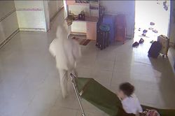 Khoảnh khắc em trai nhỏ ôm tiễn chị đi làm sau Tết gây sốt mạng xã hội