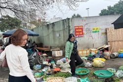 Hết Tết, người dân 'giải ngấy': Rau xanh đắt hàng
