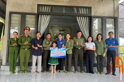 Hội Phụ nữ, Đoàn Thanh niên Công an TP Huế nhận đỡ đầu 5 hoàn cảnh đặc biệt khó khăn sau thiên tai