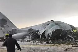 Máy bay chở tiền rơi ở Bolivia: 15 người thiệt mạng, xuất hiện tình trạng 'hôi của'