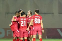 Thắng ngược dòng HAGL, CAHN giữ vững ngôi đầu V.League